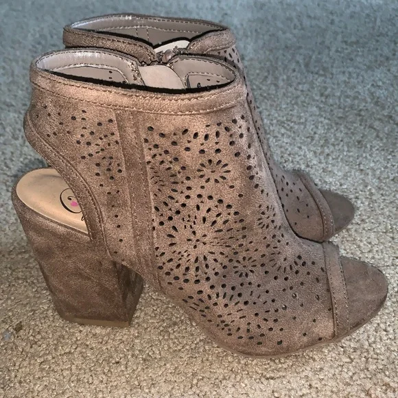 NWOT Women’s Brown Zip Up Heels - Size 6.5 - Picture 3 of 6